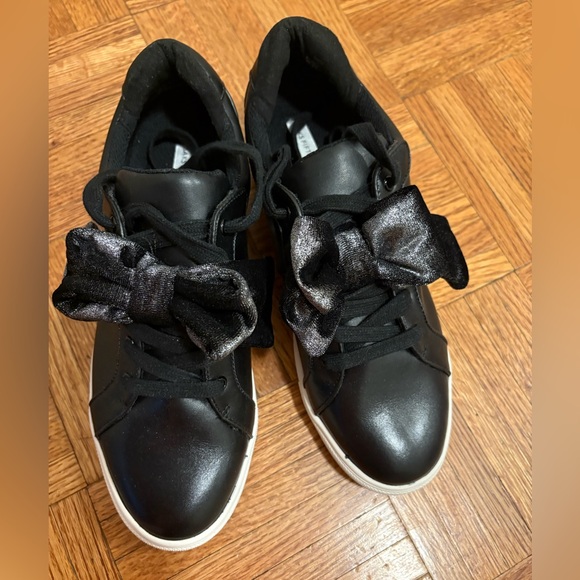 NWT SAKS FIFTH AVENUE sneakers
Black leather with bows
Brand new without box - Picture 9 of 12
